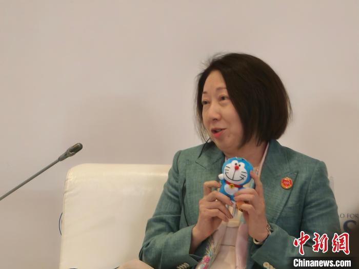 苏婧欣  摄她举起随身携带的"哆啦a梦"玩偶说:"我自己总是带着一个