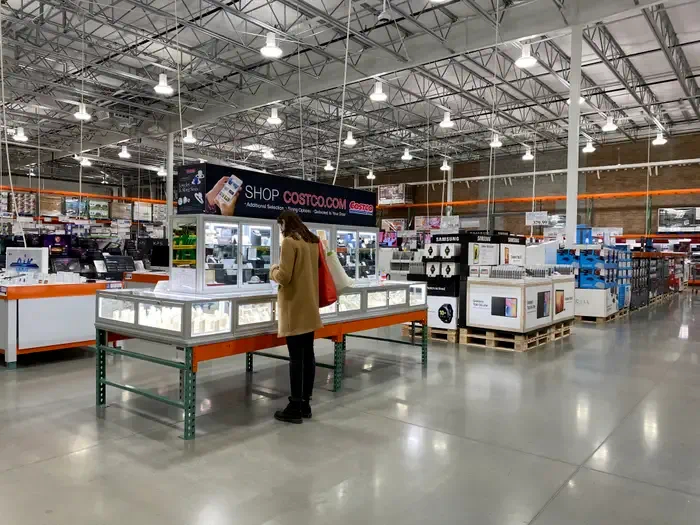 门店入口处的首饰、电脑等产品；图片来源：business insider