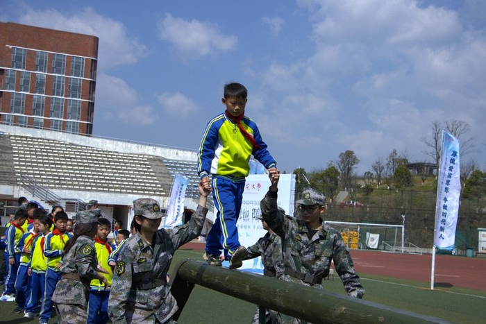 活动中,大学生代表陈慧琳,中学生代表陈新,小学生代表唐诗宜分别发表"
