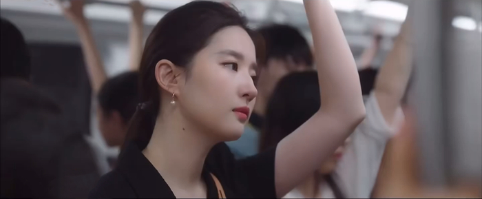 日复一日地上班打卡，偶尔也想逃离城市。（图/《去有风的地方》）