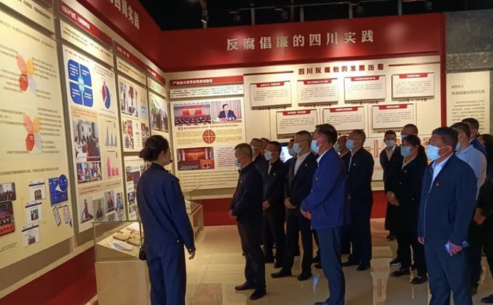 松潘县坚持教育在先,警示在先,预防在先的理念,组织县级领导干部,各