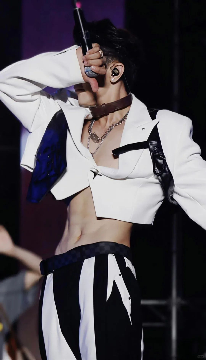 不老男神,那就不得不想到"史上最强高中生"汪东城,出道十几年坚持健身