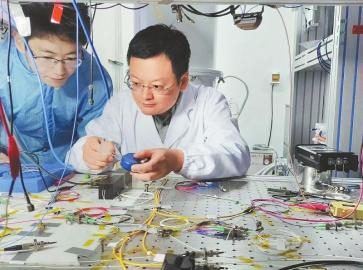 周强在做实验。受访者供图