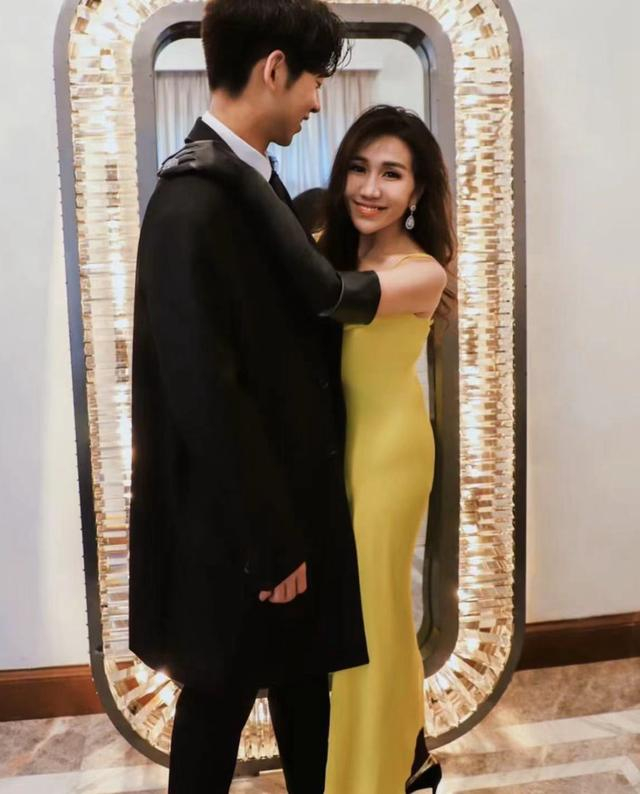 何超盈减肥成功堪比贾玲,罕晒夫妻合影,辛奇隆眼神紧盯漂亮老婆|何超