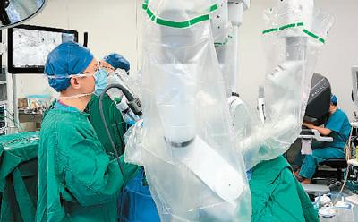 图为北京大学第三医院胸外科常务副主任强光亮团队在进行纯单孔机器人手术。林楚童摄