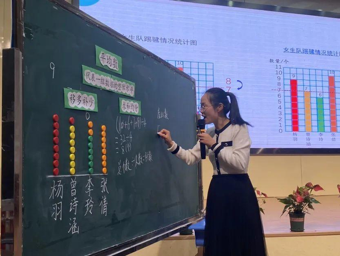 在真实的情境,引导学生通过摆,移,算等活动,寻找求平均数的方法,体会