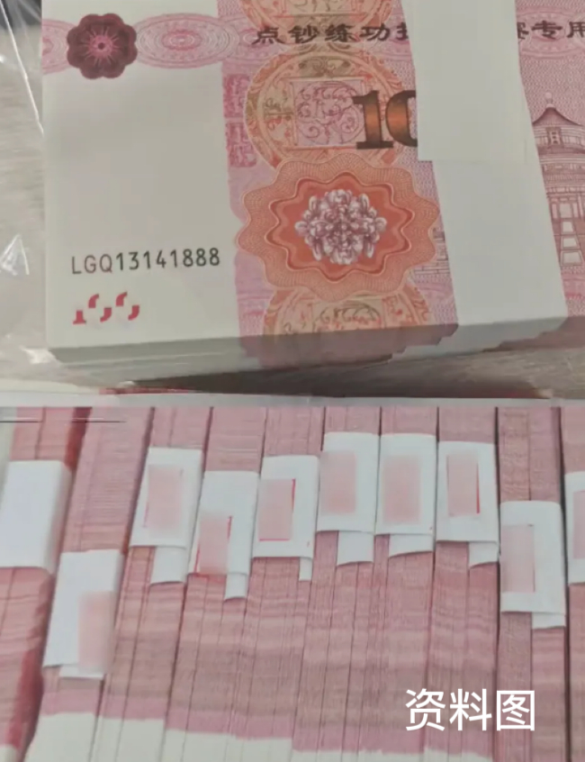 女子带10万元钞票到银行存款,结果……|老狼_新浪新闻