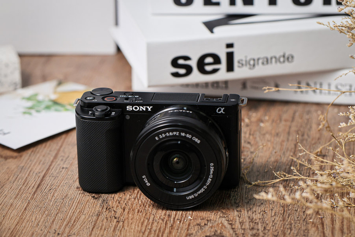 索尼zv-e10是一款专为vlog创作而设计,在整体的机身设计上首先就以轻