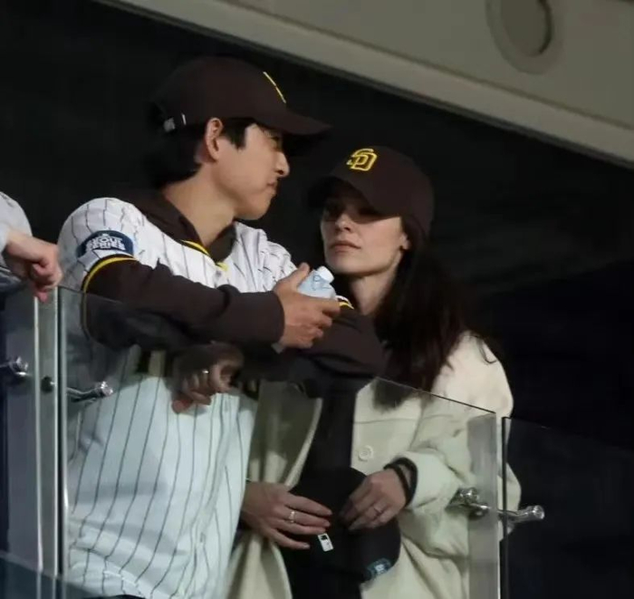 结婚多年的池晟&李宝英夫妻更是在现场甜蜜自拍,更被直播画面捕捉认证