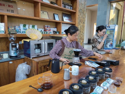 　　在普洱市思茅区的爱伲咖啡庄园内，咖啡师（左一）正在现场冲煮咖啡。　农民日报·中国农网记者　钟欣　摄