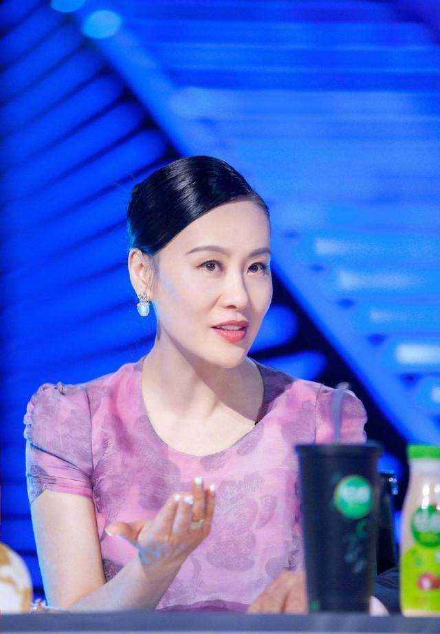 邬君梅烫了泡面头减龄10岁,穿深蓝裙配红唇亮相,完全没有大妈味