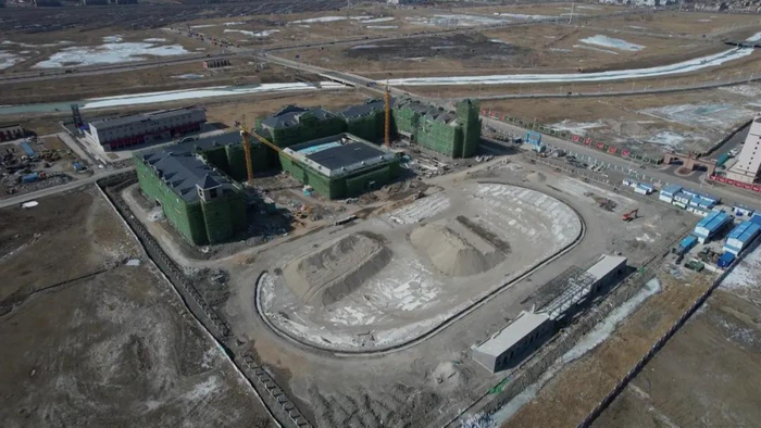 在大庆实验中学附属学校项目建设现场,施工人员正在进行室内装修.
