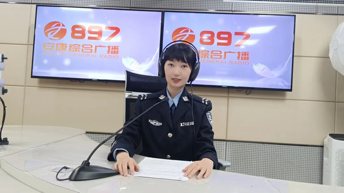 下面,一起与汉滨公安分局交警大队宣传民警张念聊聊学生交通安全那些