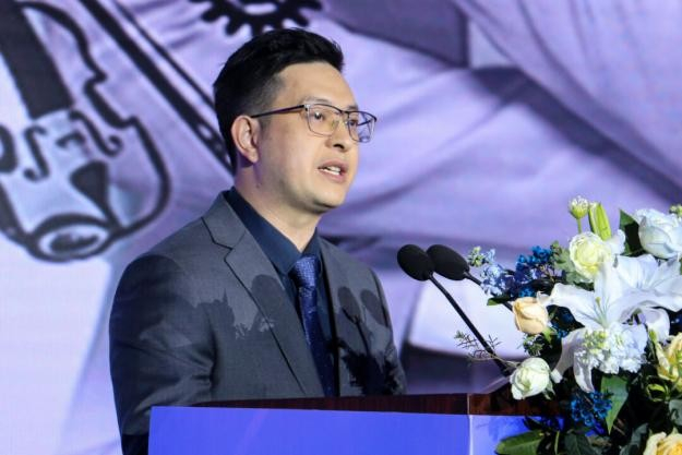 同时,张振干表示黄凯芹是中国香港难得的实力唱将,创作歌手,被誉为"