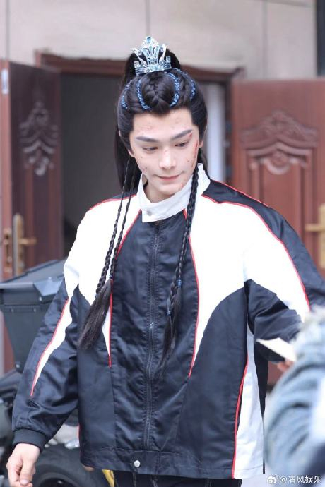 丁禹兮新剧《山河枕》出妆路透,战损版卫韫也太帅了吧,刚刚拍摄就这么