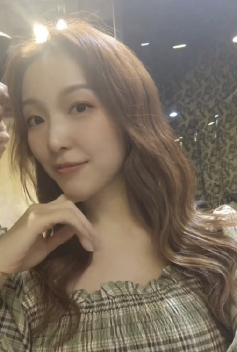 千亿女友郭嘉文神隐半年华丽归来,美貌升级亮相好友婚宴|李泽楷