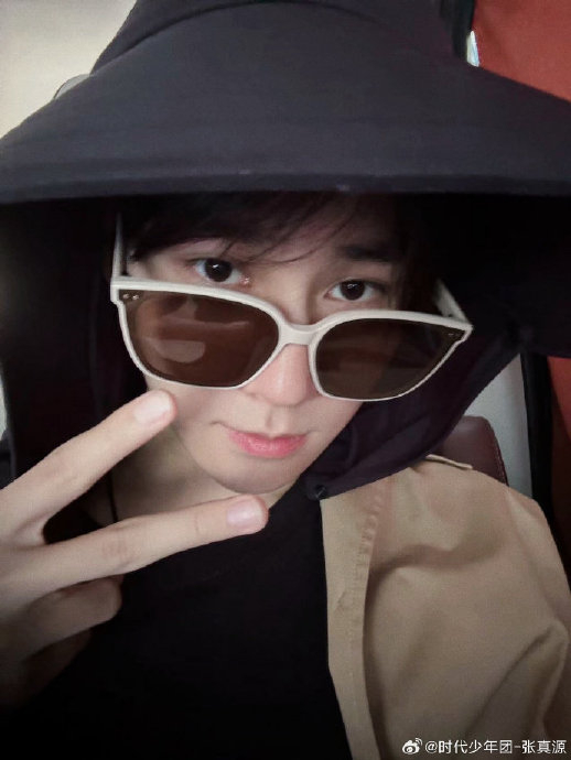 张真源在上岛与下岛时拍下帅气照片,他头戴帽比耶自拍,颜值爆表