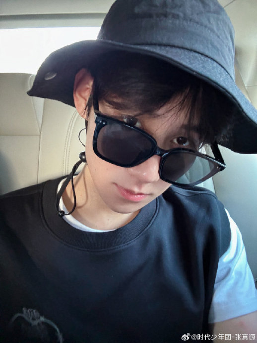 张真源在上岛与下岛时拍下帅气照片,他头戴帽比耶自拍,颜值爆表