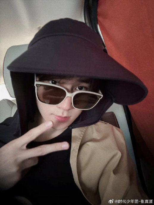 张真源在上岛与下岛时拍下帅气照片,他头戴帽比耶自拍,颜值爆表