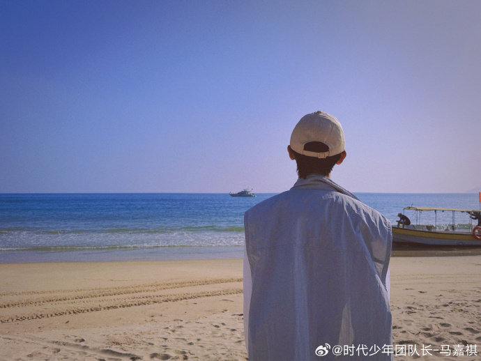 马嘉祺的白t蓝马甲海边背影,尽显时尚风范,帅气男神的魅力无处藏身!|