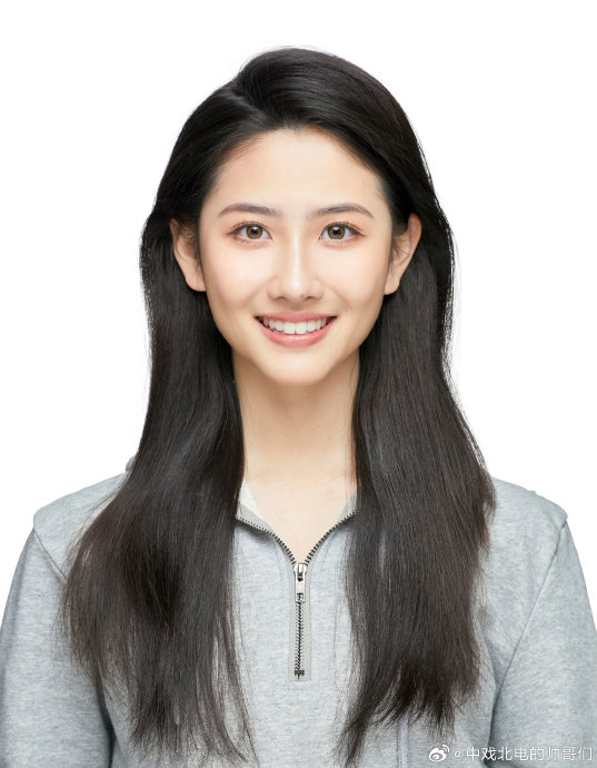 周杨雨晴同学是浙江传媒学院播音与主持艺术双语播音专业全国第一名