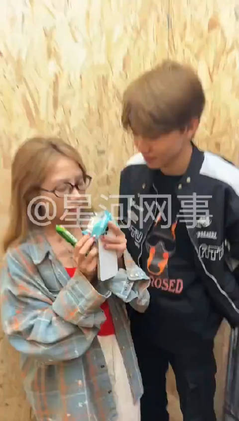 嘉文娇妹频频亲嘴这给大超气的