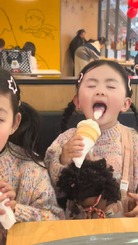 小朋友的快乐很简单比如说吃到最爱的冰淇淋