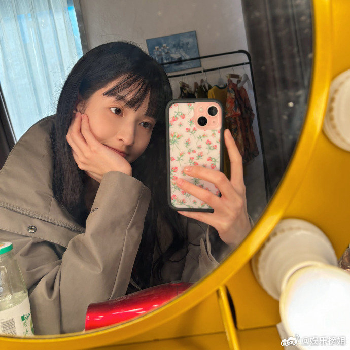 王玉雯最新营业照,素颜齐刘海的宝宝好可爱哦,状态在线…|王玉雯_新浪