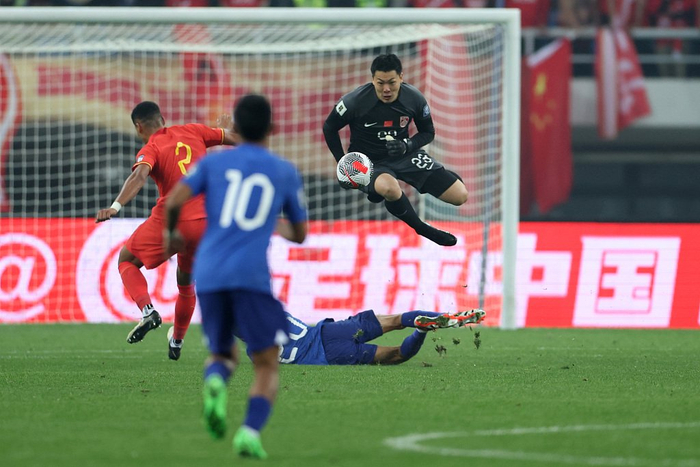 王大雷果断出击，头球解围。