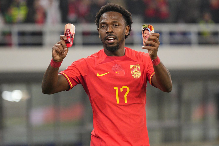 费南多取得了自己代表国足的第一个进球。