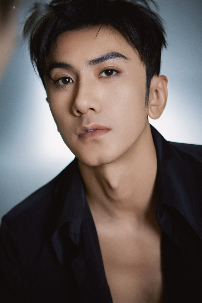 肖顺尧为国内唱跳组合mic男团成员,影视剧演员,代表作有《虎啸龙吟》