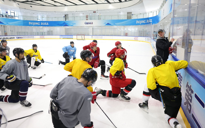 结束十四冬征程后，周子简跟北京男冰成年队一起训练。  新京报记者 王飞 摄