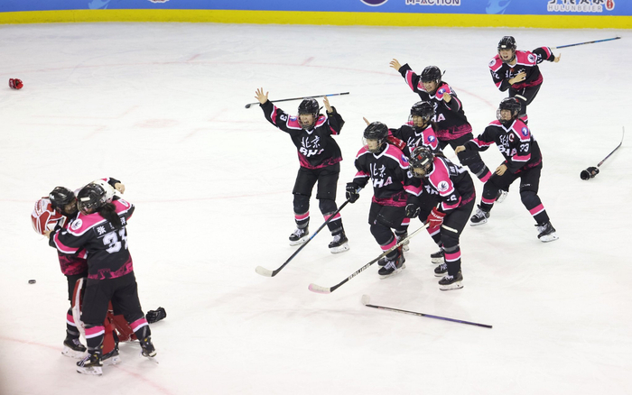 2月26日，北京队夺得十四冬女子冰球青年组冠军。   新京报记者 王飞 摄