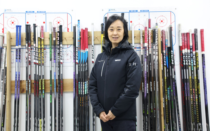 从“冰妈”成长为冰球管理者，邢隺希望更多的北京孩子喜欢上冰球。  新京报记者 王飞 摄