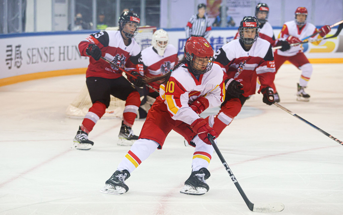 尽管只有16岁，但北京小女冰队长吴思嘉（10号）已有很多比赛经验。  受访者供图