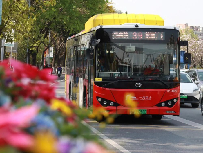 市民可选择公交出行祭扫踏青