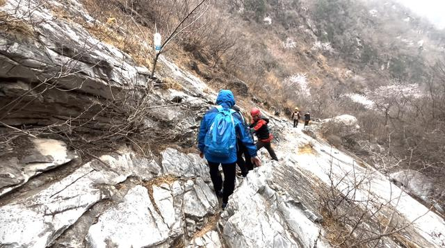 两名游客爬山体力不支被困,怀柔消防4小时紧急救援|救援|消防|救援