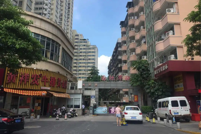 泉州东海湾门第倒板违建被冻结房屋产权284户又有小区被诉无法办证