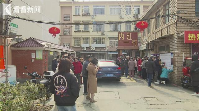 杨浦区延吉新村街道办事处副主任孙勇表示:"在加装电梯的过程中我们