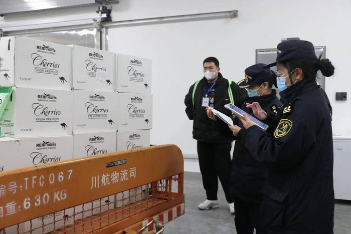 成都海关关员在检验货物今年,成都东部新区将加大与成都双流机场海关