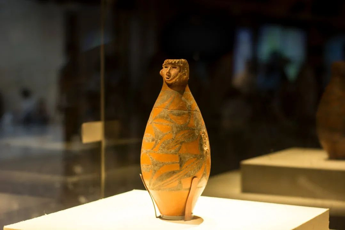 ▲甘肃省博物馆国家一级馆藏文物：天水秦安大地湾遗址人头形器口彩陶瓶。（图片来源：视觉中国）