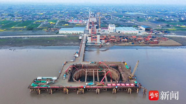 崇启公铁长江大桥两主墩承台首次浇筑完成