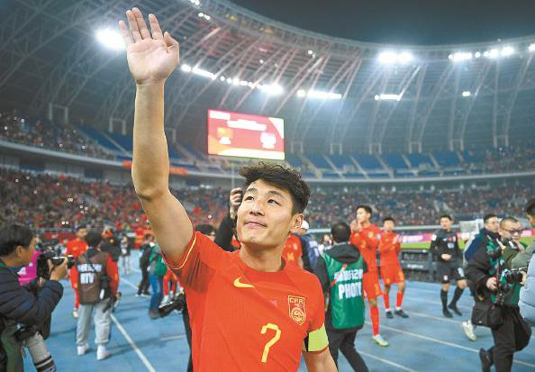             武磊赛后向球迷致意          