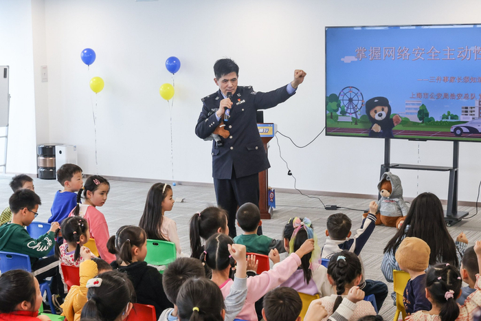 黄奕警官喊你一起来演反诈戏多元共创激发社区自治新活力打造平安美好