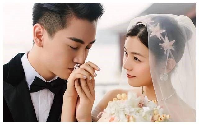 大陆歌手李荣浩与中国台湾歌手杨丞琳于2015年正式公开恋情.2019年9月