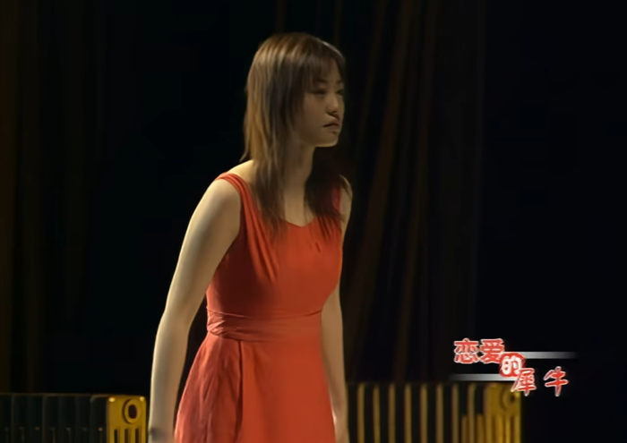 郝蕾饰演明明。（图/《恋爱的犀牛》2003年版话剧）