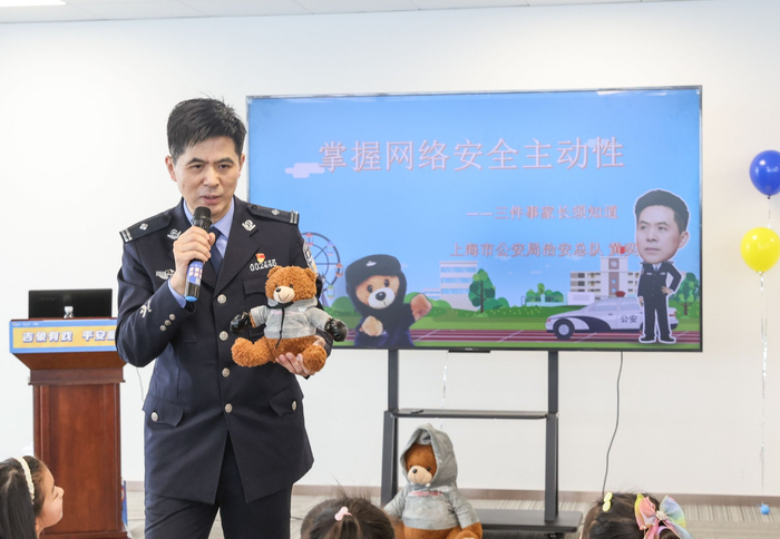 在小吉象共创戏剧社成立当天,上海市公安局治安总队的黄奕警官带着一