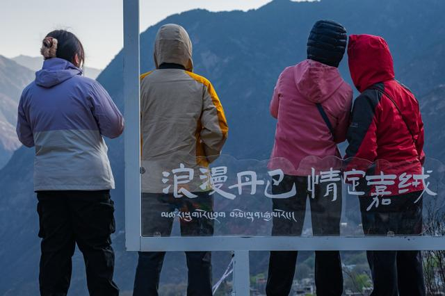 游客打卡中路藏寨 供图 丹巴县委宣传部