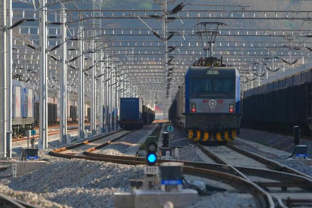 中老铁路"澜湄快线"国际货物列车于2022年1月10日开行,全列采用时速