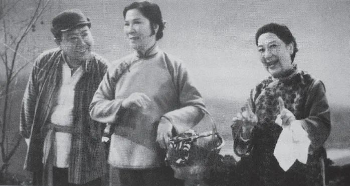 沪剧《罗汉钱》“相亲”一场剧照，（左起）邵滨孙饰张木匠，丁是娥饰小飞娥，石筱英饰五婶